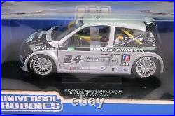 LE144 UNIVERSAL HOBBIES 4506 Voiture 1/18 Renault Clio sport trophy catalunya 24